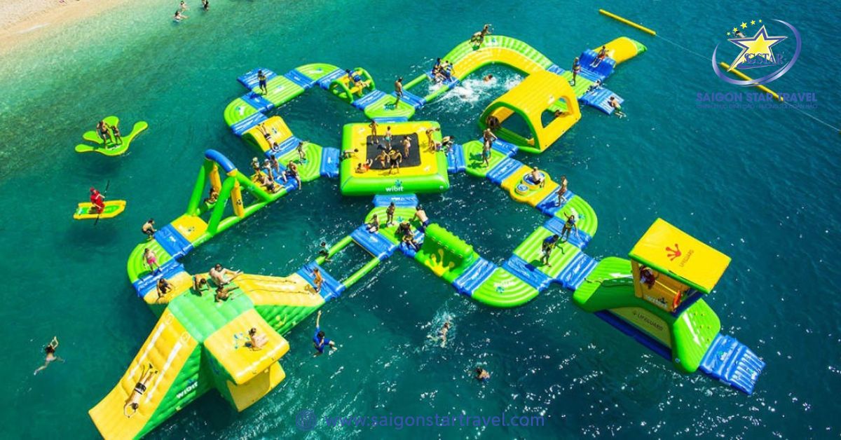 Toàn cảnh công viên nhà phao nổi khổng lồ trên mặt biển xanh ngọc