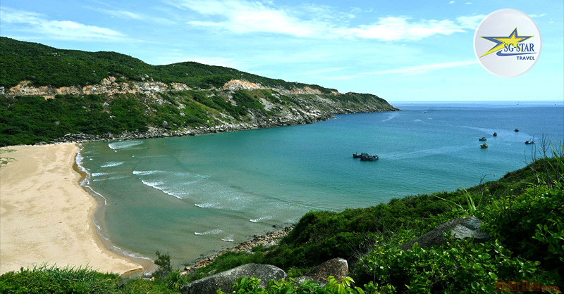 Bãi Môn được bao bọc bởi 2 vách núi sừng sững trông như hình cánh cung khổng lồ Bãi Môn được bao bọc bởi 2 vách núi sừng sững trông như hình cánh cung khổng lồ