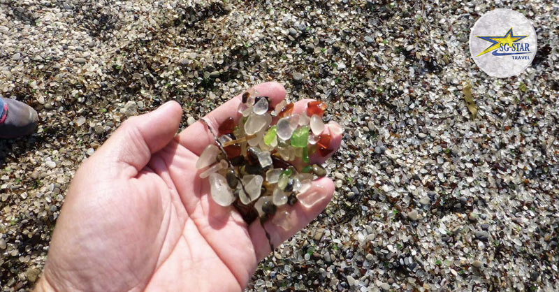 Bạn có thể mang theo các viên thuỷ tinh về làm kỷ niệm nhưng đừng mang quá nhiều, sẽ ảnh hưởng đến sự “sống còn" của biển trong tương lai Bạn có thể mang theo các viên thuỷ tinh về làm kỷ niệm nhưng đừng mang quá nhiều, sẽ ảnh hưởng đến sự “sống còn" của biển trong tương lai bãi biển thủy tinh