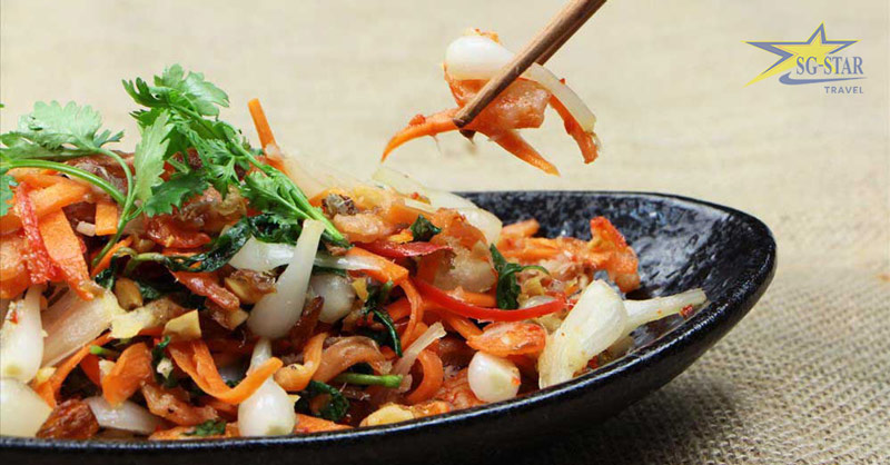 Bạn đã biết Du lịch Tết Miền Nam nên đi đâu chưa? | Saigon Star Travel Gỏi củ kiệu tôm khô đặc trưng Tết miền Nam