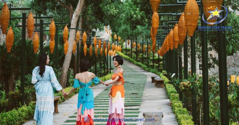 Khu Du Lịch Thúy Thuận Đà Lạt - Chốn Thiên Đường Cà Phê | Saigon Star Travel Khoảng sân sau vườn của quán cà phê