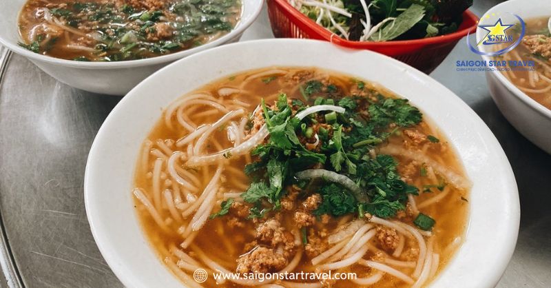 Bún Riêu Đà Lạt - Món Ăn Tinh Hoa Nơi Thành Phố Sương Mù | Saigon Star Travel Thưởng thức bún riêu Đà Lạt với topping siêu hấp dẫn