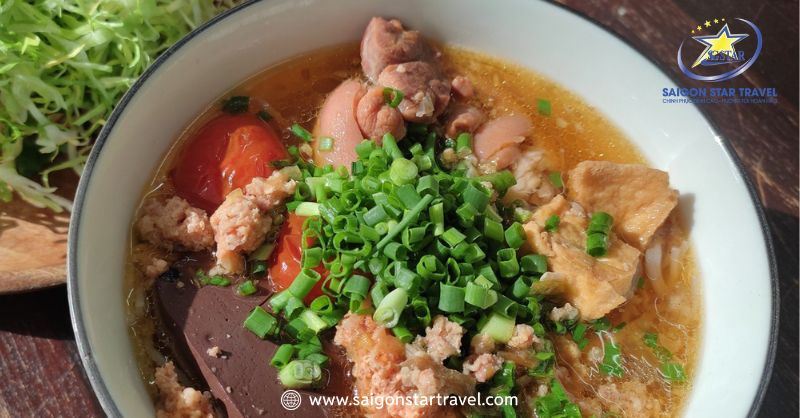 Bún Riêu Đà Lạt - Món Ăn Tinh Hoa Nơi Thành Phố Sương Mù | Saigon Star Travel Bún riêu Đà Lạt tại quán cô Lan siêu ngon