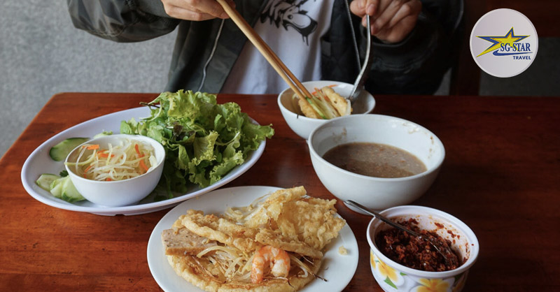 Bánh khoái được ăn nóng, kèm với rau sống, nước lèo độc đáo