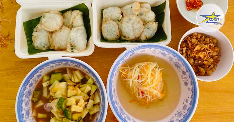 Phần bánh khọt mang về với kha khá topping tại Bánh Khọt Y Jut Phần bánh khọt mang về với kha khá topping tại Bánh Khọt Y Jut