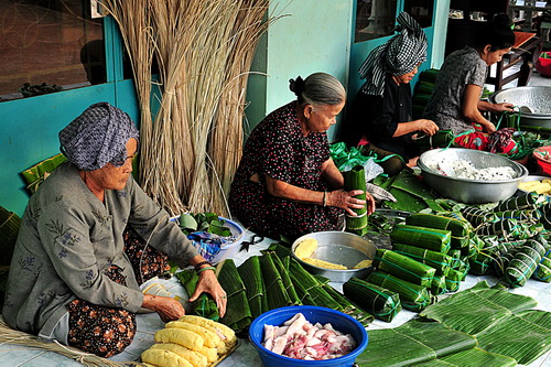 Top 10 Địa Điểm Du Lịch Tết Nguyên Đán Lý Tưởng Cho Cả Gia Đình | Saigon Star Travel Phong tục gói bánh tét Tết của người miền Tây có nguồn gốc và ý nghĩa gì?