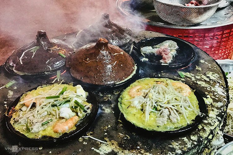 Khám phá ẩm thực Phan Thiết dịp Tết Nguyên Đán 2025 | Saigon Star Travel Bánh xèo Phan Thiết ăn trong tô – Minos.com.vn