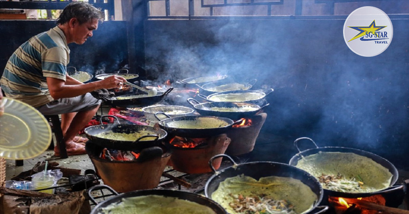 Bánh xèo miền Tây thường sử dụng nhân thịt, tép là chính và được đổ trong những chiếc chảo lớn Bánh xèo miền Tây thường sử dụng nhân thịt, tép là chính và được đổ trong những chiếc chảo lớn