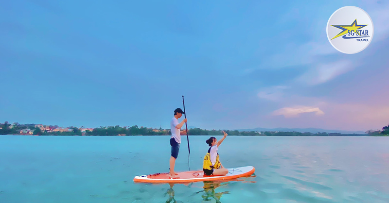 Bầu trời xanh, nước biển trong vắt, con người như nhỏ bé trước thiên nhiên Bầu trời xanh, nước biển trong vắt, con người như nhỏ bé trước thiên nhiên