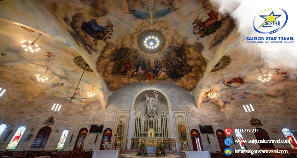 Bên trong giáo xứ Tam Tòa