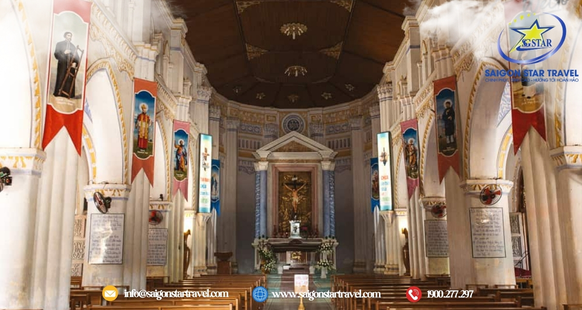 Bên trong nhà thờ Mằng Lăng