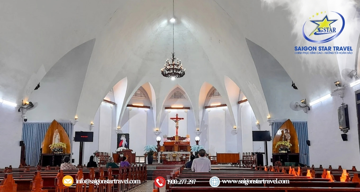 Bên trong nhà thờ Tuy Hòa
