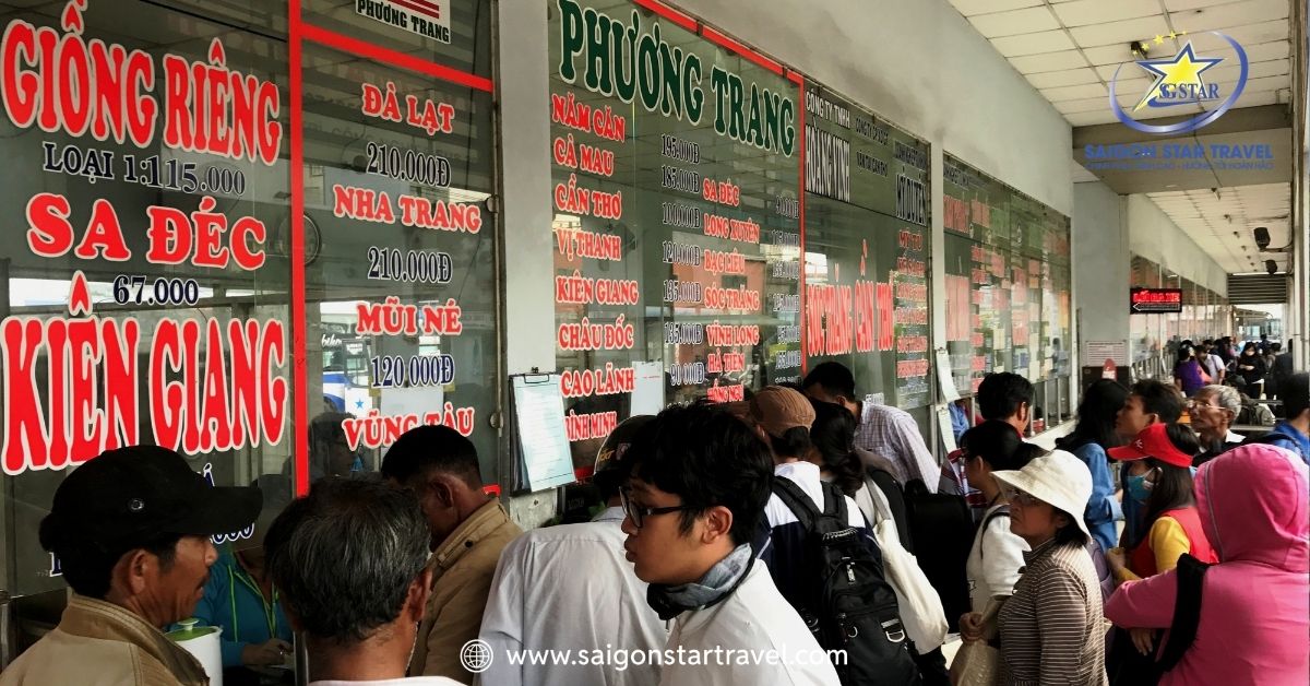 Mua vé xe trực tiếp tại quầy ở bến xe miền Tây