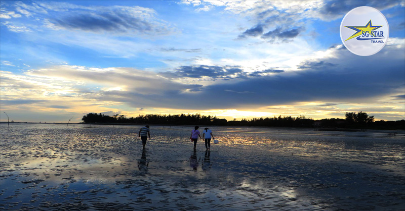 Biển mang một màu đến khá đặc trưng chứ không giống những vùng biển khác Biển mang một màu đến khá đặc trưng chứ không giống những vùng biển khác