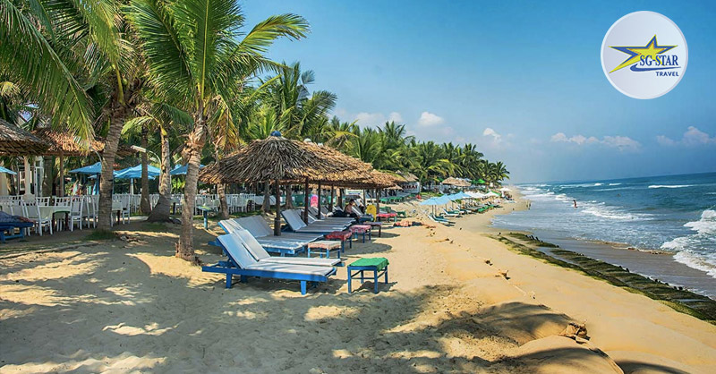 Biển Cửa Đại luôn hấp dẫn du khách cả ngày lẫn đêm với nét đẹp duyên dáng, nên thơ bãi biển cửa đại