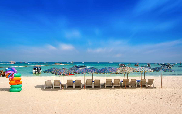 Đắm mình vào làn nước xanh mát tại Pattaya