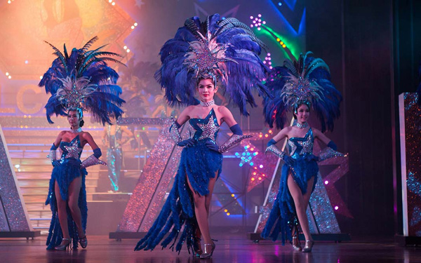 Ngoài tắm biển, du khách còn có thể thưởng thức những show diễn hoành tráng tại Pattaya