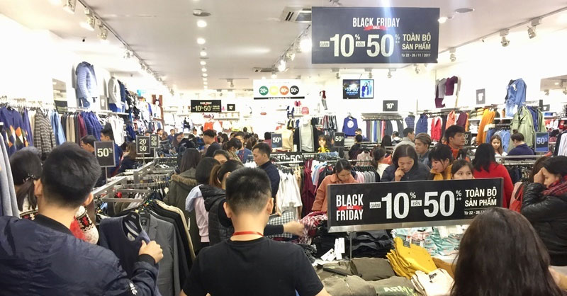 Giải Mã Black Friday Là Ngày Gì? Ý Nghĩa Của Ngày Black Friday | Saigon Star Travel Hình ảnh nhộn nhịp trong ngày giảm giá