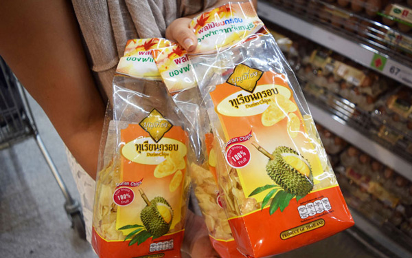 Bỏ túi 5 đồ ăn vặt đóng gói Thái Lan mua về làm quà | Saigon Star Travel Bánh Chips sầu riêng