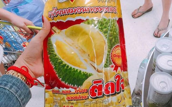 Bỏ túi 5 đồ ăn vặt đóng gói Thái Lan mua về làm quà | Saigon Star Travel Hương vị đặc trưng của sầu riêng được giữ nguyên trong sản phẩm