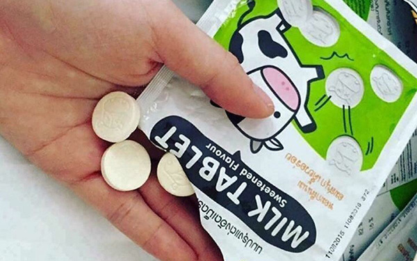 Bỏ túi 5 đồ ăn vặt đóng gói Thái Lan mua về làm quà | Saigon Star Travel Kẹo có mùi đặc trưng của socola và vị béo ngậy của sữa nguyên chất