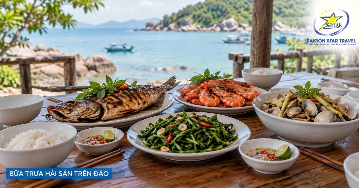 Bàn ăn hải sản với cá tôm và những món địa phương trong chuyến đi Bà Lụa