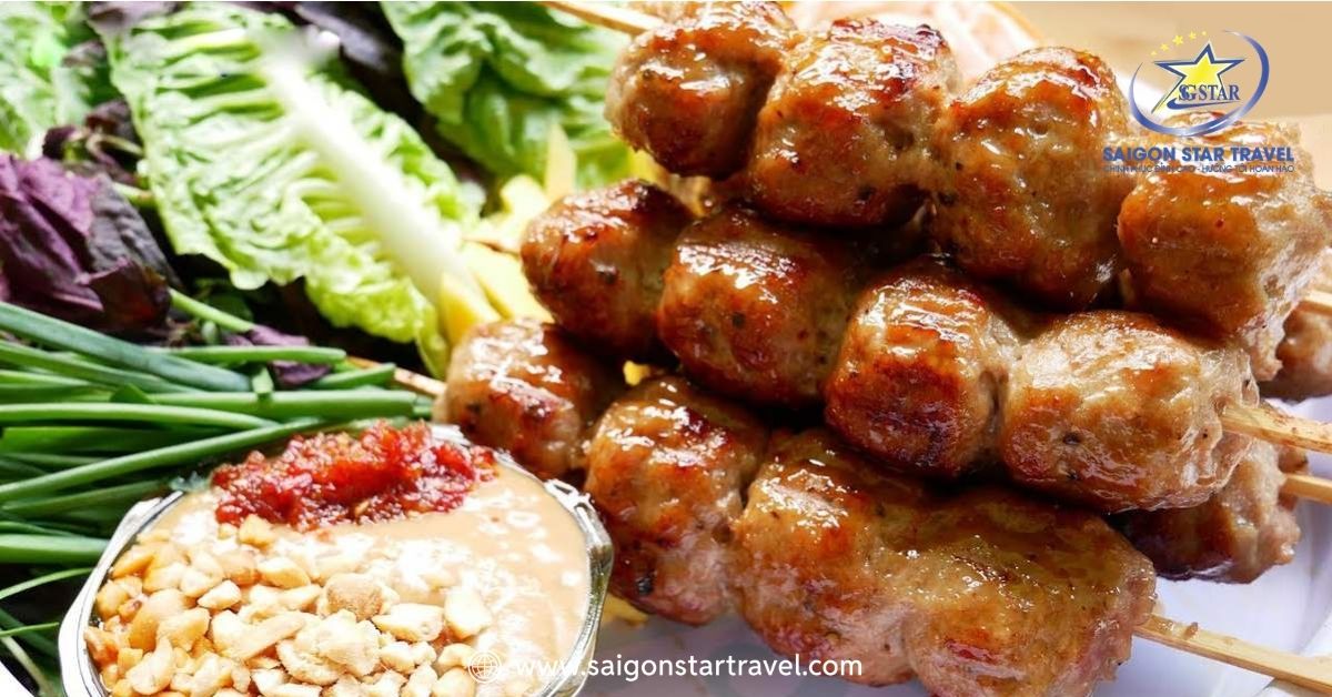 Thưởng thức nem nướng Ninh Hòa