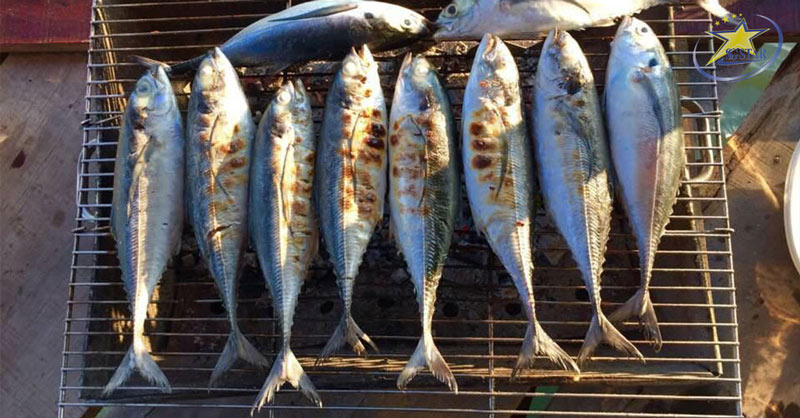 Bãi Sao Phú Quốc và những điều hấp dẫn có thể bạn chưa biết | Saigon Star Travel Thưởng thức cá sòng nướng thơm ngon ở Bãi Sao Phú Quốc