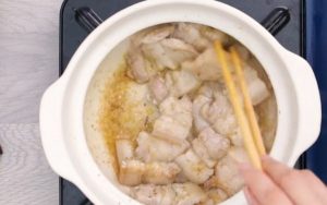 Cho thịt ba rọi vào xào săn lại và nêm thêm một ít ngọt và đường cho vừa miệng (Ảnh: Internet)