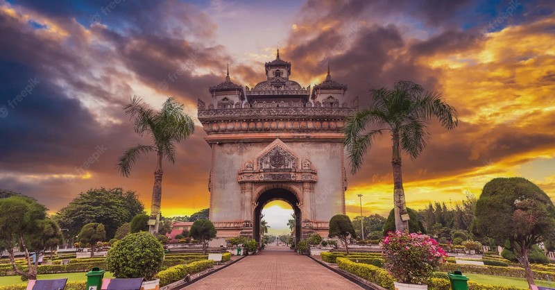 Cảnh chiều tà bên hải hoàn môn Patuxay 