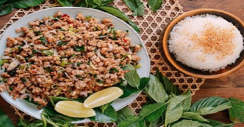 Món Lạp ăn kèm với xôi Lào