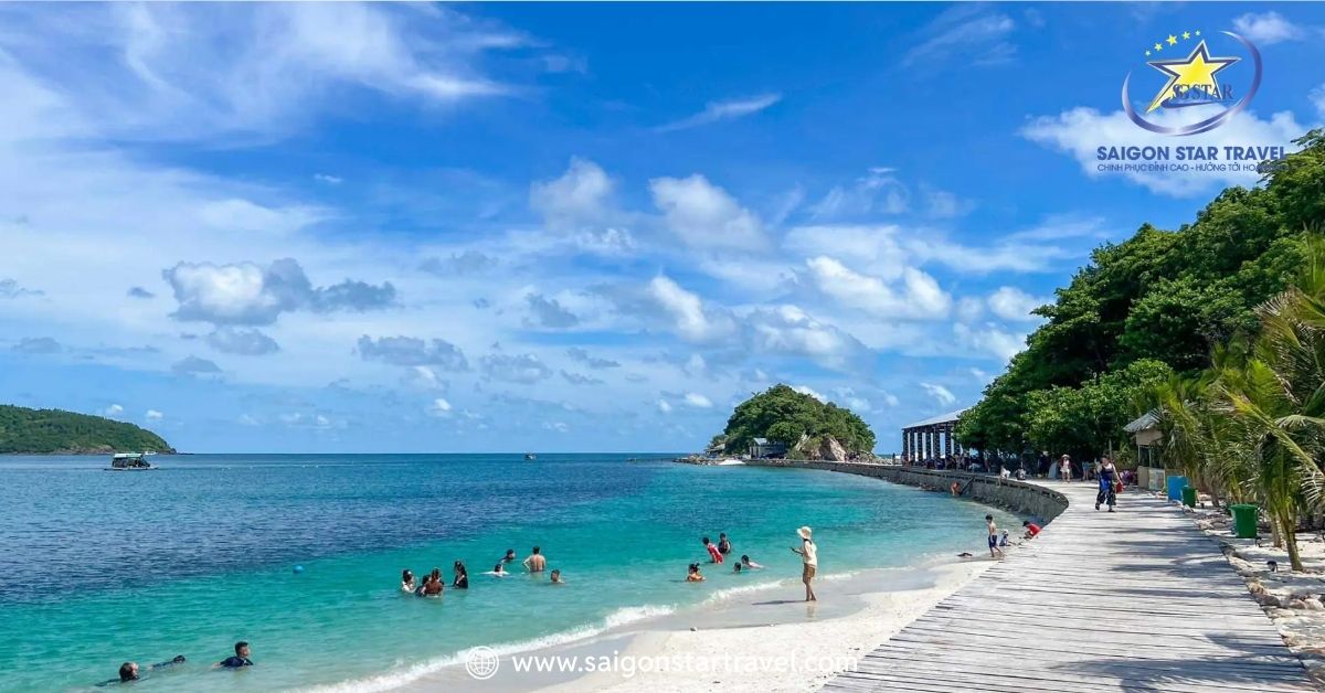 Khung cảnh bãi biển Nam Du