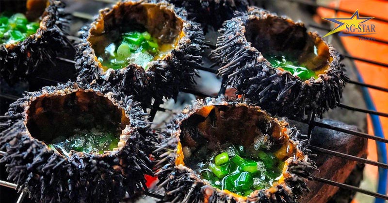 Cẩm Nang Du Lịch Phú Quốc Tự Túc - Kinh Nghiệm Chi Tiết | Saigon Star Travel Nhum nương mỡ hành thơm ngon ăn kèm nước chấm rất hấp dẫn