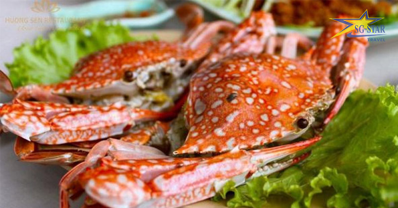 Ghẹ Hàm NInh hấp chấm cùng muối tiêu chanh