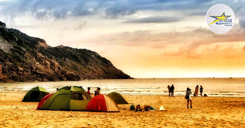 Cắm trại và đón ánh bình minh đầu tiên trên đất liền là trải nghiệm mà nhiều du khách thích nhất tại bãi biển Bãi Môn Cắm trại và đón ánh bình minh đầu tiên trên đất liền là trải nghiệm mà nhiều du khách thích nhất tại bãi biển Bãi Môn