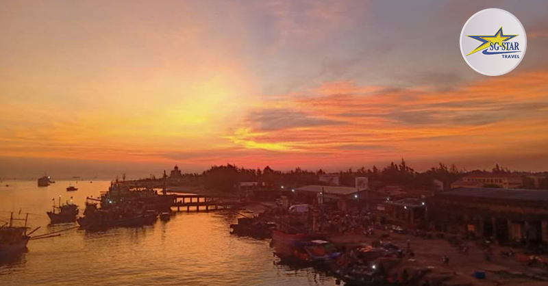 Cảnh hoàng hôn ở cảng nhỏ gần bãi biển Cửa Việt đẹp nao lòng Cảnh hoàng hôn ở cảng nhỏ gần bãi biển Cửa Việt đẹp nao lòng