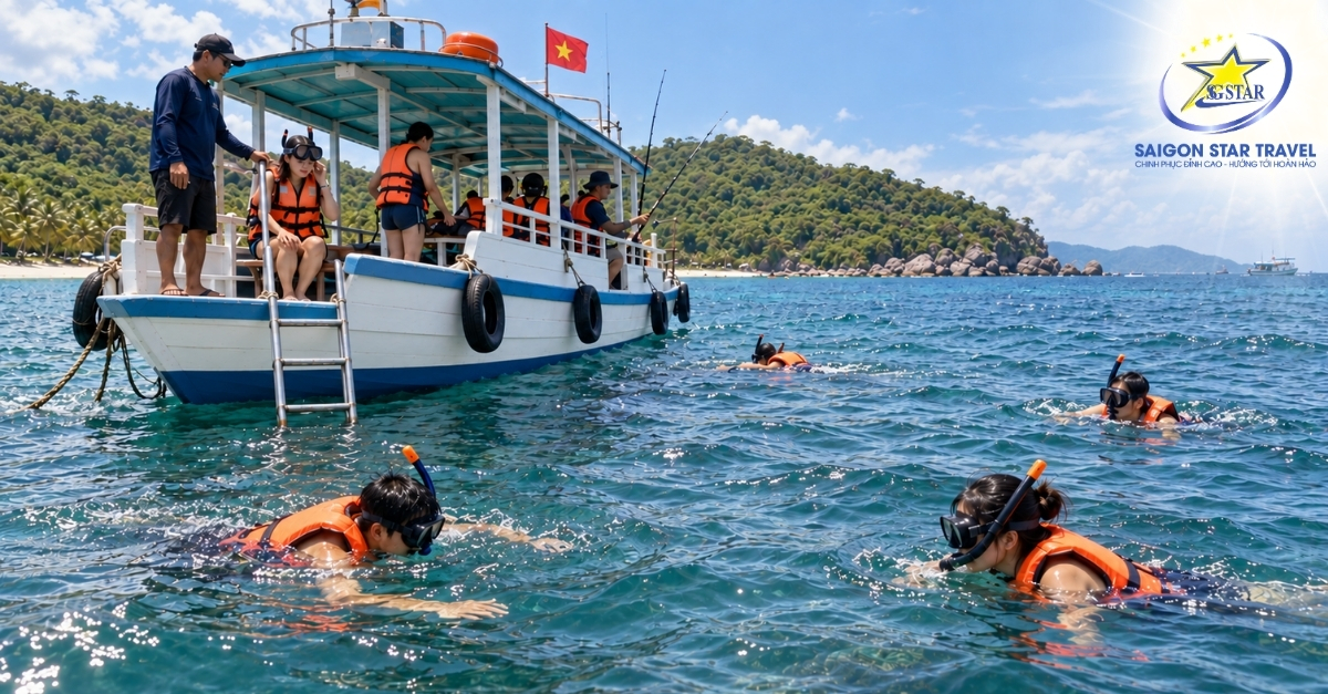 Du khách câu cá và lặn ngắm san hô trong tour Phú Quốc 3 ngày 2 đêm