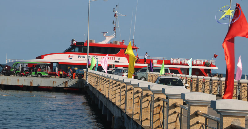 Du lịch Làng Chài Hàm Ninh Phú Quốc ăn gì, chơi gì? | Saigon Star Travel Cầu cảng Bãi Vòng - làng chài Hàm Ninh Phú Quốc