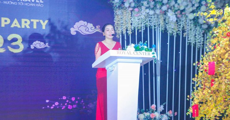 Saigon Star Travel Khai tiệc “Year End Party” Chào 2024 | Saigon Star Travel Tổng giám đốc - Bà Lê Thị Thanh Thủy phát biểu khai tiệc
