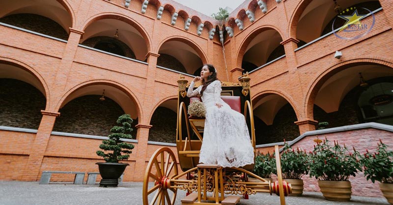 Lâu Đài Rượu Vang - Địa Điểm Du Lịch Không Thể Bỏ Qua Tại Phan Thiết | Saigon Star Travel Check-in với cỗ xe ngựa ở khu quảng trường lâu đài Rượu Vang RD Phan Thiết Mũi Né