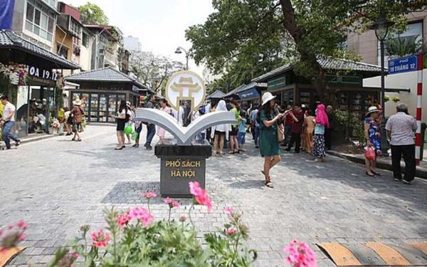 check in moi ngo ngach cua pho sach ha noi 1