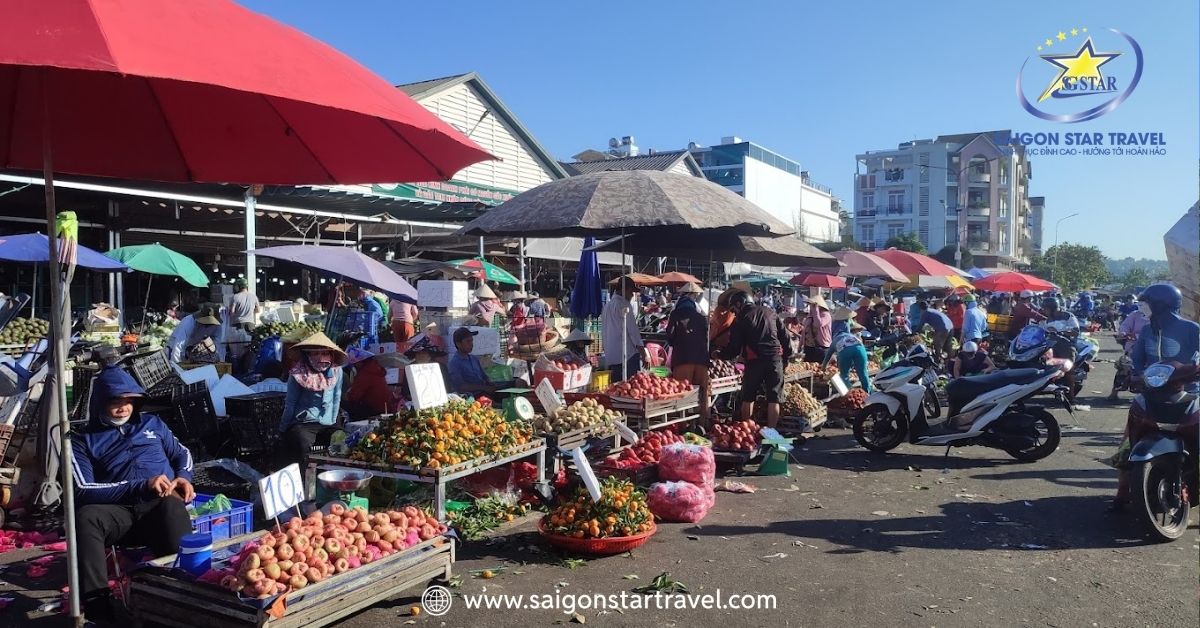 Trái cây phong phú quanh năm tại chợ đầu mối Thủ Đức