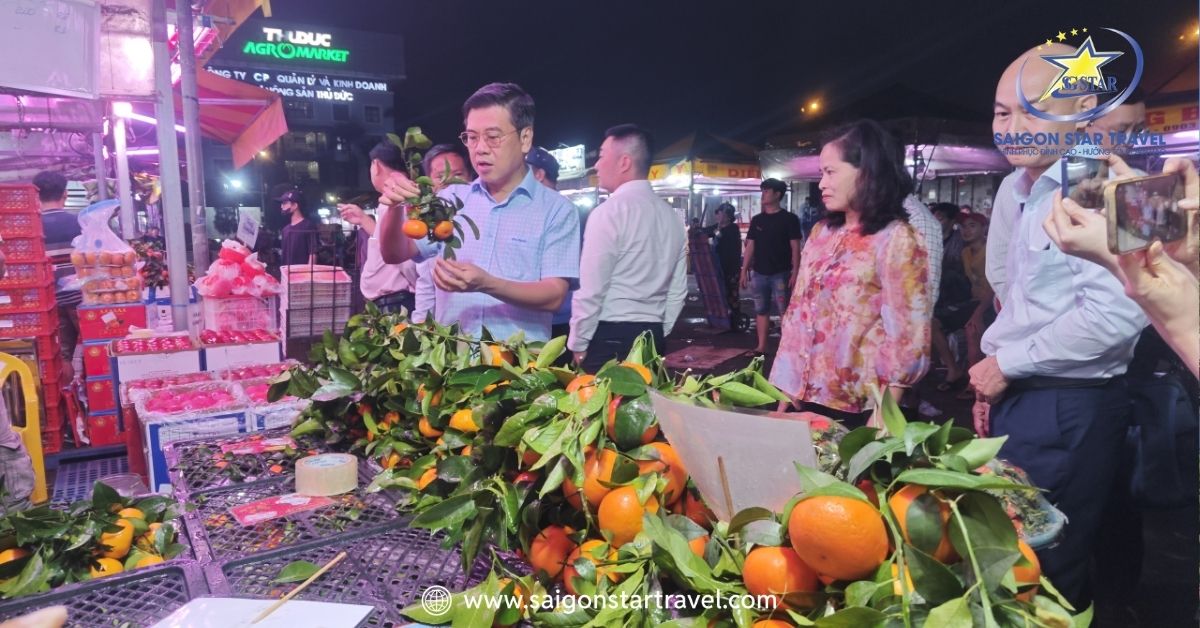 Cảnh chợ đêm nhộn nhịp tại chợ đầu mối Thủ Đức