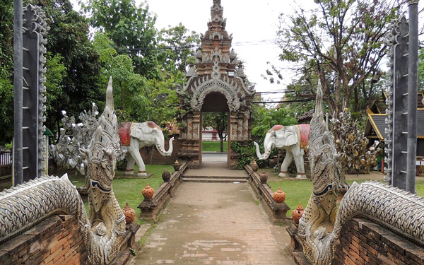 Chùa cổ Lok Molee - Khám phá đền giác nổi tiếng Chiang Mai Thái Lan | Saigon Star Travel Lối vào được bảo vệ bởi linh vật của quốc gia Thái Lan