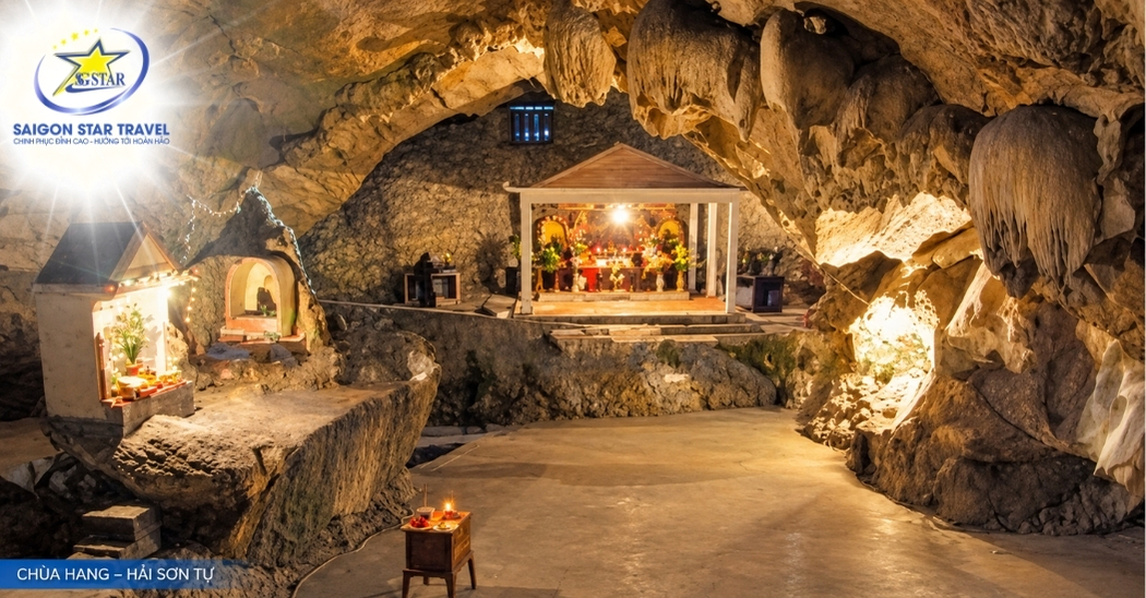 Không gian thờ tự bên trong Chùa Hang tại Kiên Lương