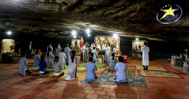 Cẩm nang du lịch đảo Lý Sơn | Saigon Star Travel Dâng hương tại chùa Hang - Ngôi chùa có bề dày về lịch sử