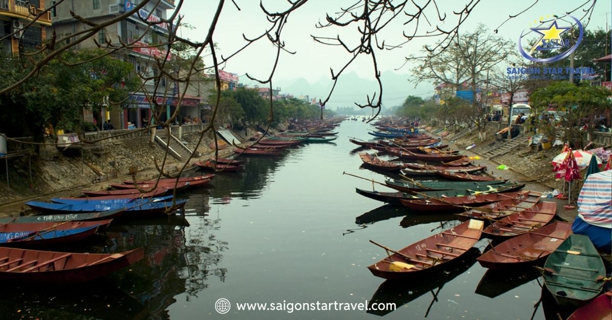 Trải nghiệm đi thuyền thơ mộng tại bến Đục