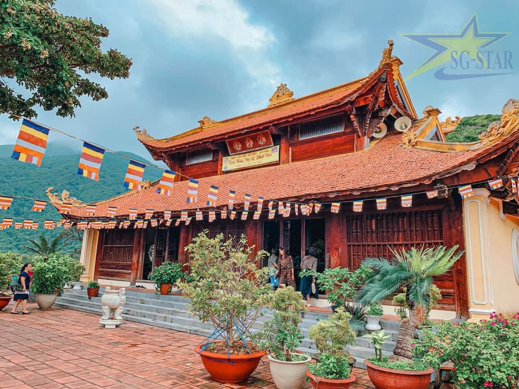 Du khách đến dâng hương chùa Núi Một - Vân Sơn Tự
