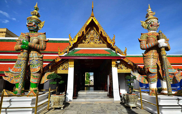 Những bức tượng được điêu khắc tinh xảo tại chùa Phật Ngọc