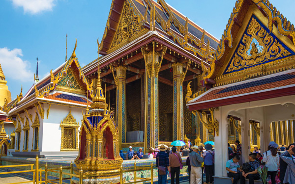 Rất đông du khách thường xuyên đến tham quan chùa Phật Ngọc cũng như Hoàng cung Thái Lan